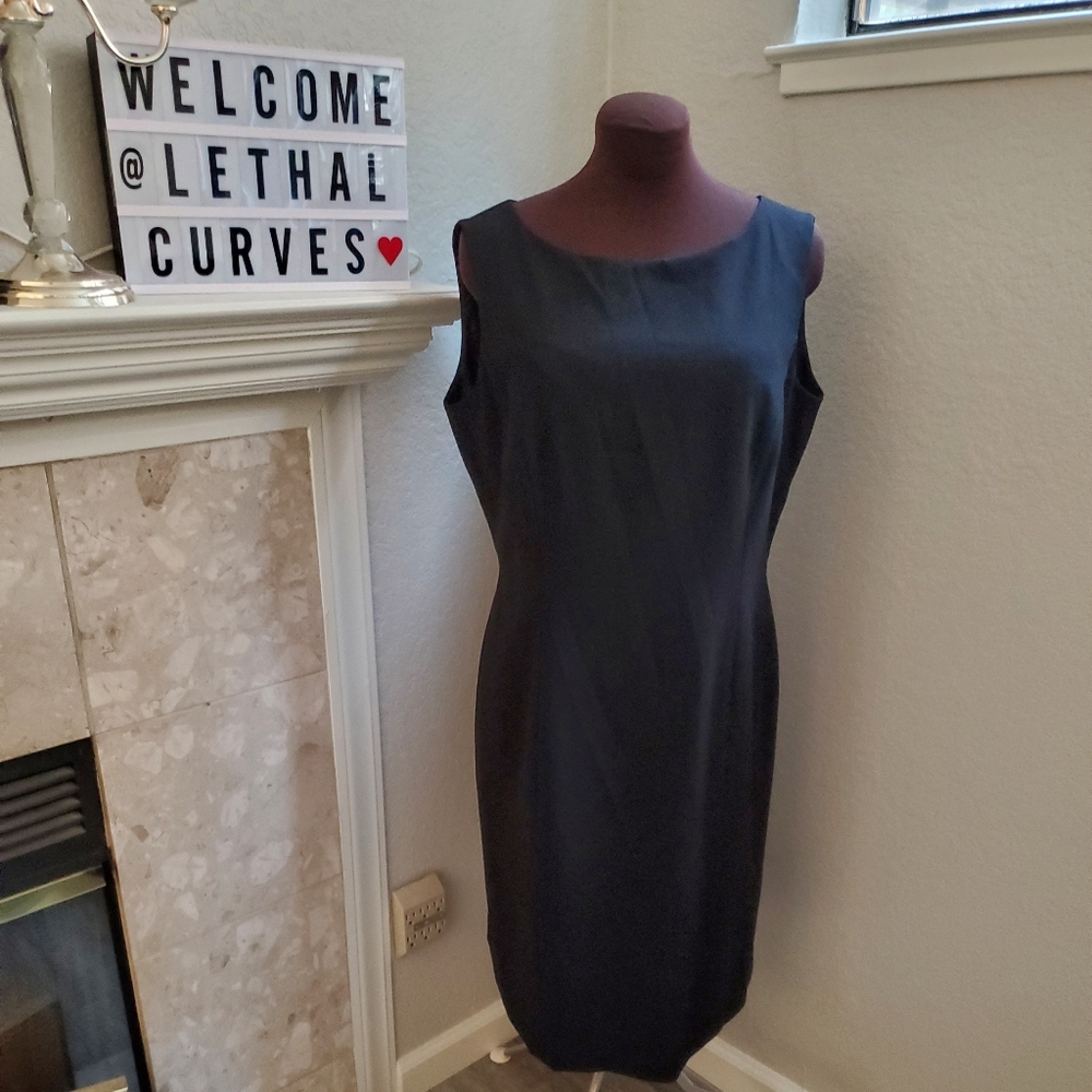 EUC TAHARI BLACK SHIFT DRESS SIZE 12